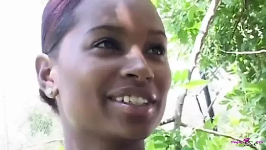 Küçük memeli siyah hatun yoğun seks için hazırdı ve lezzetli döl yutuyor