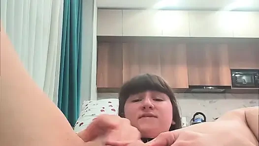 Amatör azgın 18 yaşındaki kız durmadan meme ucu kıskaçlarına boşalıyor anal tıkaç sert bdsm mastürbasyon