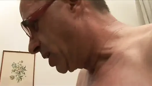 Ateşli ve seksi genç kız edepsiz üvey babası tarafından sikiliyor