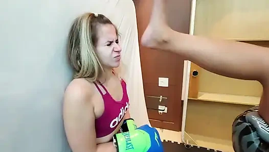 Gerçek dövüş muay Taylandlı aşağılama - tatlı sarışınla dövüşelim