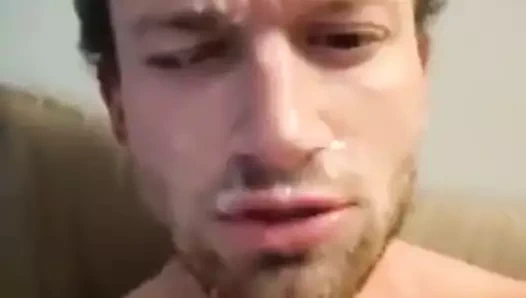 Sıcak sarışın adam sağladım içine kendi yüz