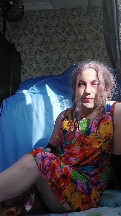 Büyük beyaz götlü kadın kılıklı travesti bayan oğlan mor elbise | Klip 3