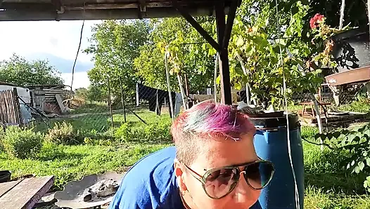 Açık havada taşak emen sakso ve bahçede ağzına boşalma