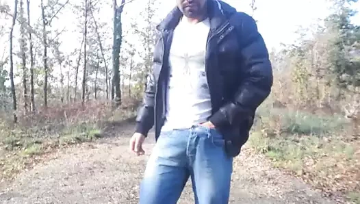 Büyük bir çük ile güzel bir adam sergileyin