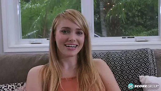 Küçük sarışın genç Athena istediği herkesi elde edebilir