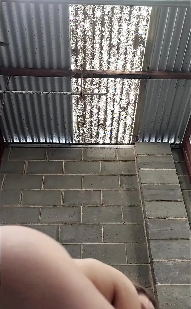 Обнаженная приседает с батплагом