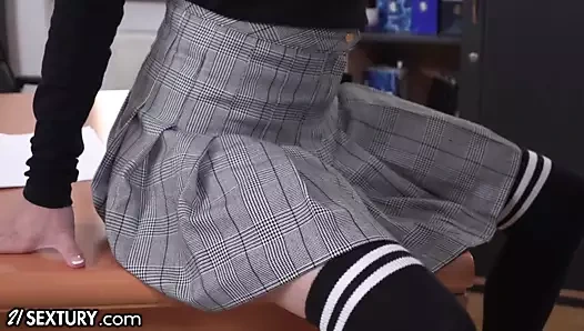 21sextury yaramaz euro öğrenci alır göt becerdin üzerinde masa