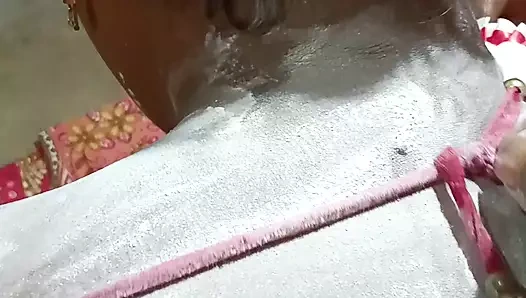 Telkom tozunun verilmesine yardım ederken kontrolden çıktım ve penisimi üvey annemin vajinasına soktum