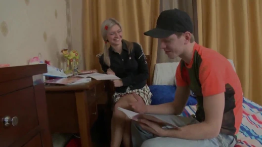 Güzel vücutlu ateşli kız yarağa binmeyi seviyor