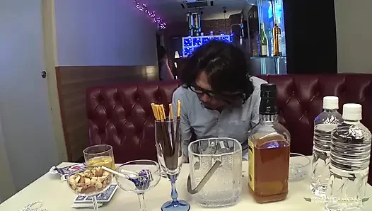 Keyifli karşılaşma, çarpıcı Asyalı kadın oral stimülasyon alıyor ve içinde boşalma yaşıyor