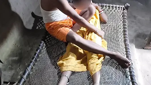 Seksi Hintli üvey kız kardeş sert sikiliyor