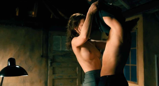 Paula bira üstsüz seks sahnesi scandalplanet.com'da