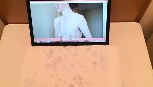 Eine schoene Frau bespritzt