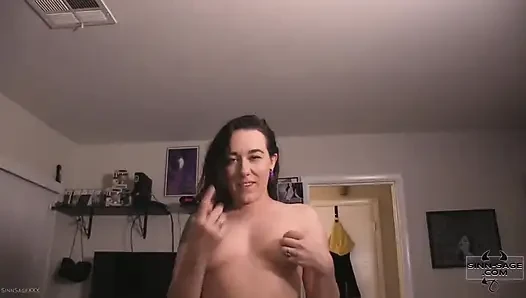 Jimmy'nin kız arkadaşı Sinn Sage'i gösteriyor