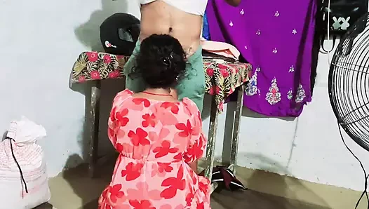 Güzel Hintli yeni evli kadın gerçek porno videosunda kocasını sikiyor