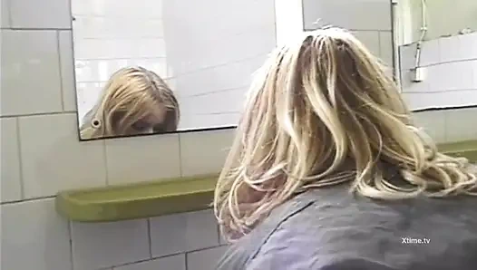 Sert yaraklı işçiler siyah çoraplı seksi bir sarışının götünü sikiyor