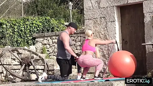 Üvey baba ve üvey oğlu üvey kız kardeşini paylaşıyor