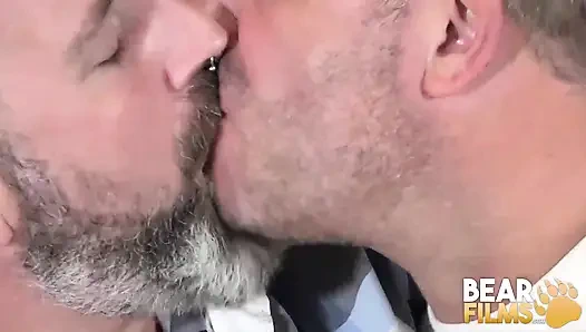 Bearfilms Maxx Jenkins ve Dean Gauge saksodan sonra ırklararası olarak ham ırk