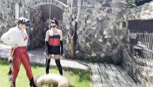Şiddetli kırbaçlama için sahibe Zeida'nın önünde sunuldu