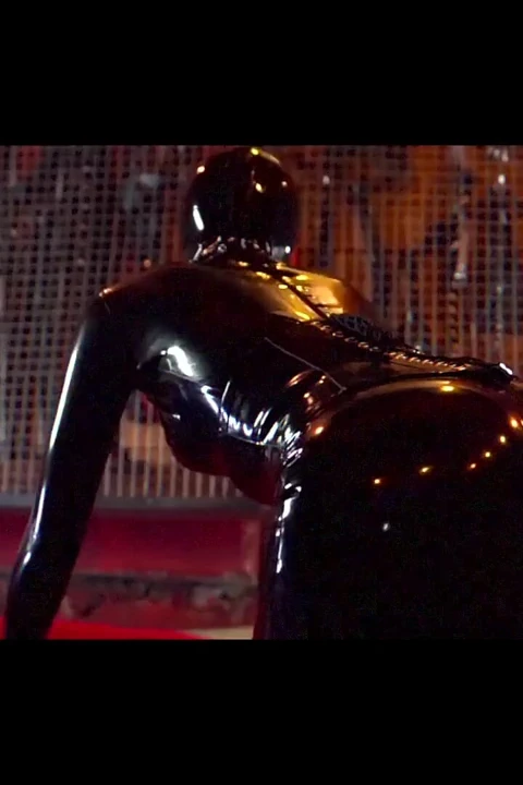 Gaz maskesi köle baskın orta yaşlı seksi kadın takma yarakla anal seks yapıyor