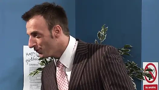 Zarif ofis sevgilileri iki beyefendi tarafından sikilmeye hevesli