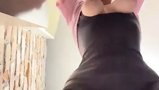 Halkın içinde ilk kez mastürbasyon yapıyor