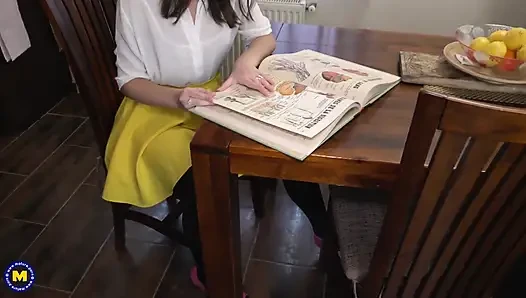 İki çarpıcı lezbiyen makaslama ile birbirlerini tatmin ediyor