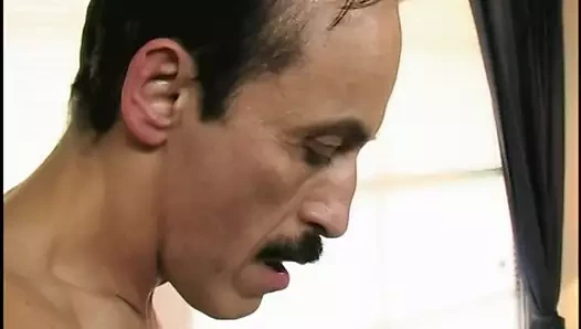 Muhteşem sarışın bayan evde özensiz oral seks veren seviyor