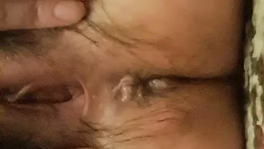 Olgun orta yaşlı seksi kadın elbisenin altında kaydedildi