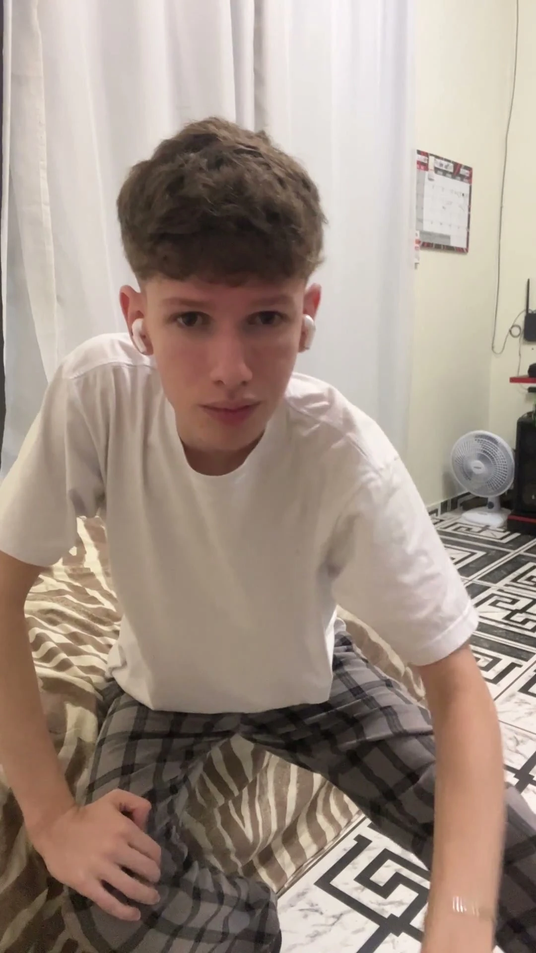 Twink rubio y delgado muestra su cuerpo desnudo en porno gay