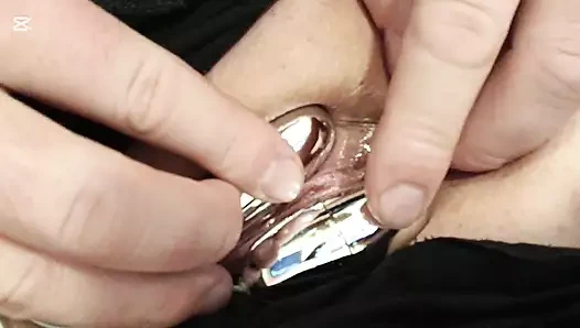 Klitorisin gümüş bir oyuncakla uyarılması