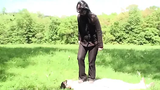 Çamurlu ayakkabılarla açık havada çiğneme cezası