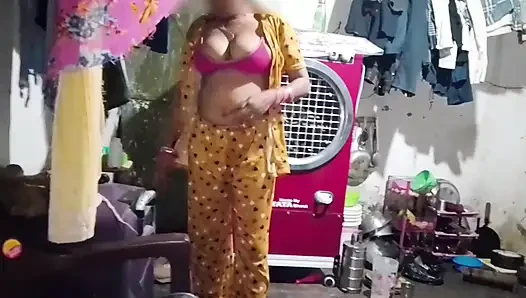 Yeni evli baldızın penisi elinden su aldı, desi seksi video, seksi video, seks videosu.