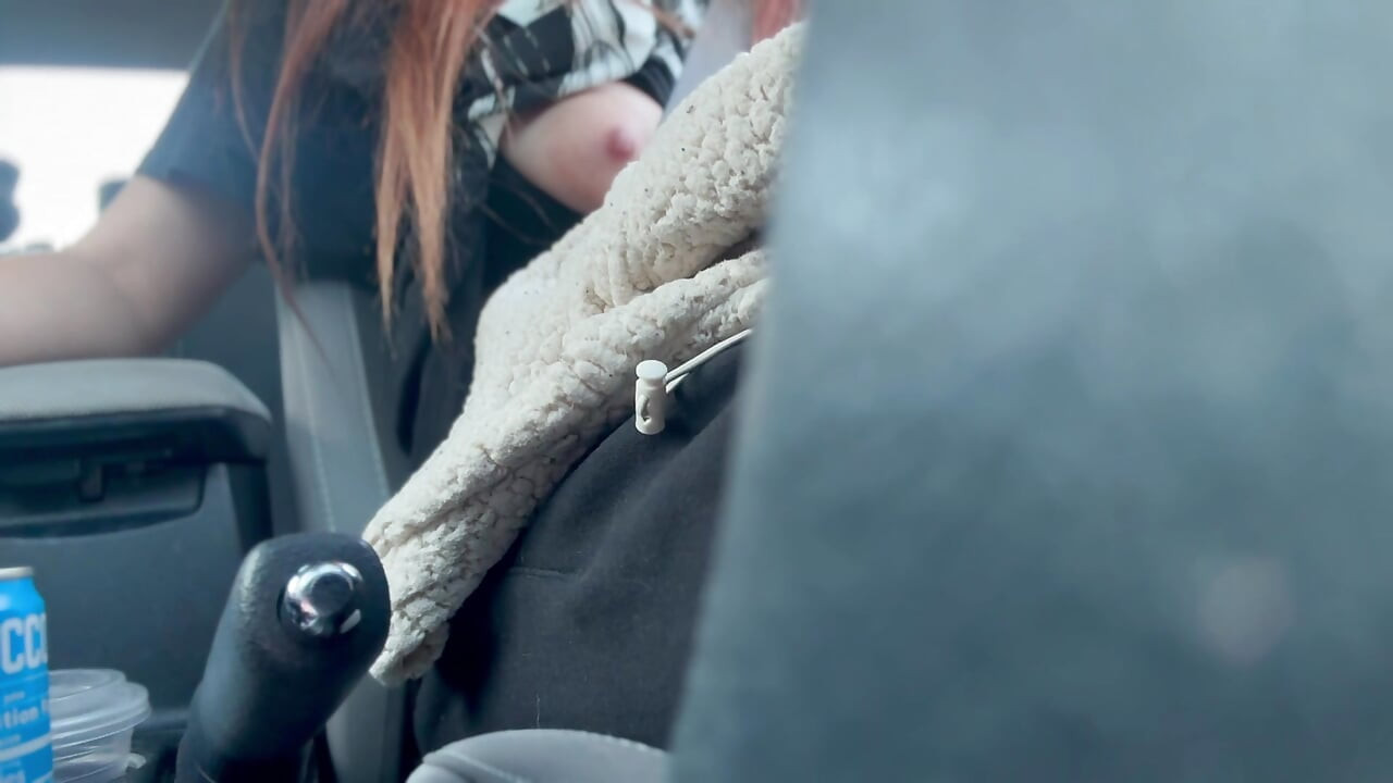 İtalyan büyük memeli uzun saçlı orta yaşlı seksi kadın Artemisia ateşli tek başına araba yolculuğuna bayılıyor ve büyük göğüslerini ve azgın meme uçlarını teşhir ediyor