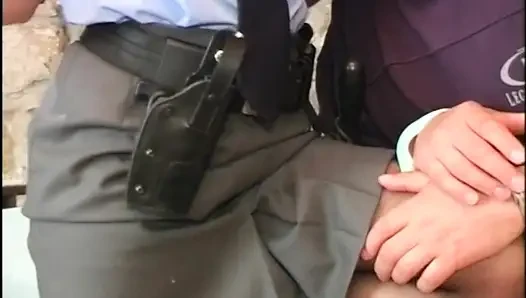 Genç büyük memeli sürtük kadın polis mahkum tarafından sikiliyor ve ağzına boşaltıyor