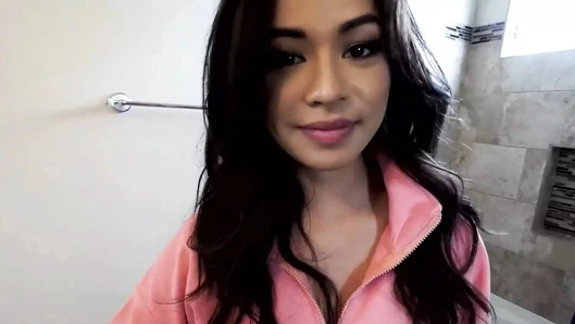 Üvey erkek kardeş gelecek yıl üniversitede tek bakire olmak istemiyor, bu yüzden üvey kız kardeşinden yardım istiyor