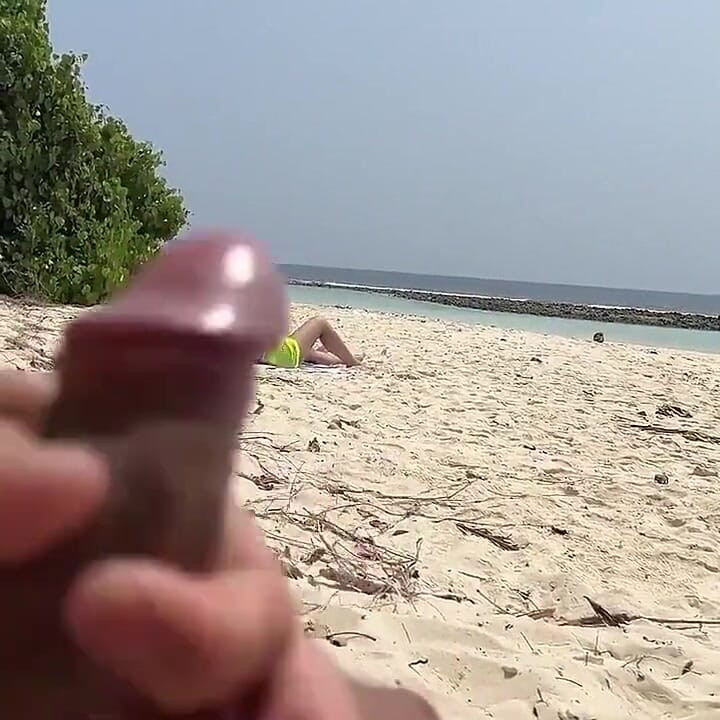 Sapık büyük memeli orta yaşlı seksi kadın ve üvey kızını sıvazlıyor ve güneşlenirken yüzlerine boşalıyor