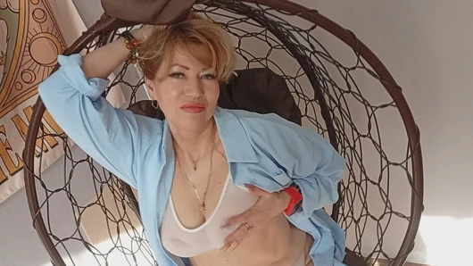 Havalı fahişe Aimee'nin dönüşü! Ağzında yarak, amında dildo ve ahlaksız olgun orta yaşlı seksi kadının diğer şakaları...))