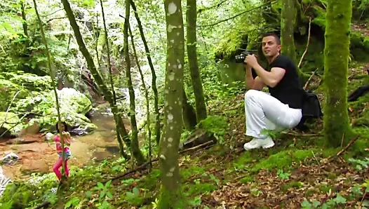 Doğada busty bir kadınla hiçbir şey yasak değildir!