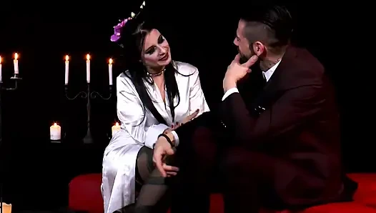 İç Çamaşırlı Bağlı Gotik Kız Yoğun Yarak Yolculuğu Yapıyor