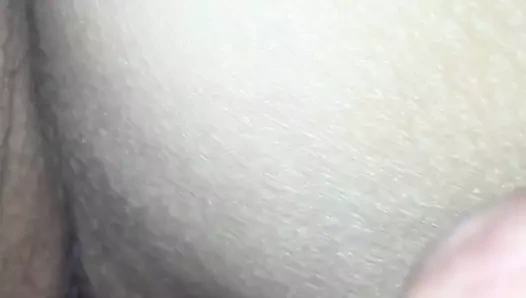 Battaniyenin altında karısının kedi ile oynama