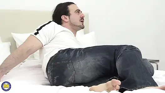 Tatlı esmer olgun kadının yüzüne püskürtülüyor