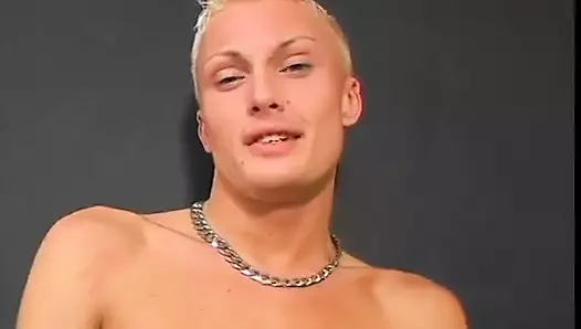 Bir aygır bir twink ve bir sürtük birlikte sikişiyor ve birbirlerinin cinsel organlarını emiyor