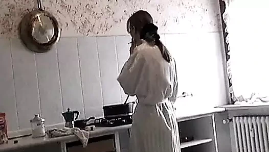 Güzel bir sarışın kocasının eve gelmesini bekliyor