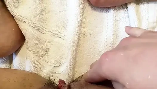 Güzel amımı tıraş ediyorum ve kıllı sıkı göt yakın çekim. Tıraşlı amcık