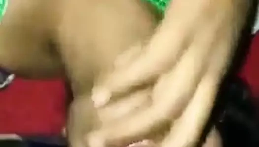 Kız arkadaş emiyor