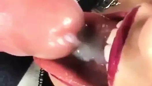 O ağız için tüm sıcak süt