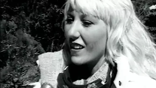 Sarışın kaltak gırtlağına kadar alıyor ve götten sikiliyor