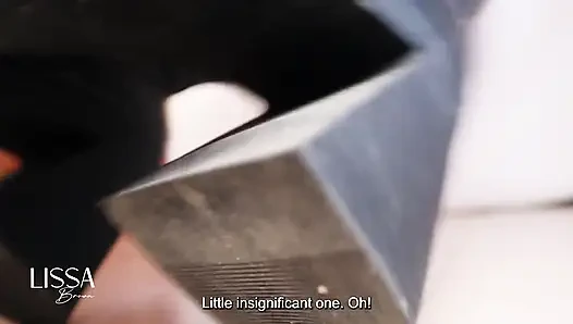 Великаншка поглощает незначительное существо