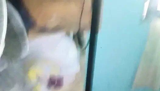 Bakış açısı kız arkadaşıma pembe bir elbise ve bir topuk koyuyorum